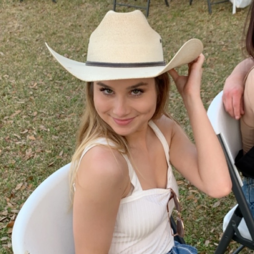 Meet your Posher, Courtney